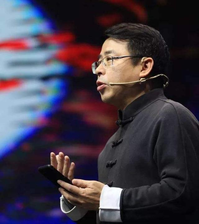 因不当言论被央视"封杀",主持人阿丘当年的样子,还有人记得吗