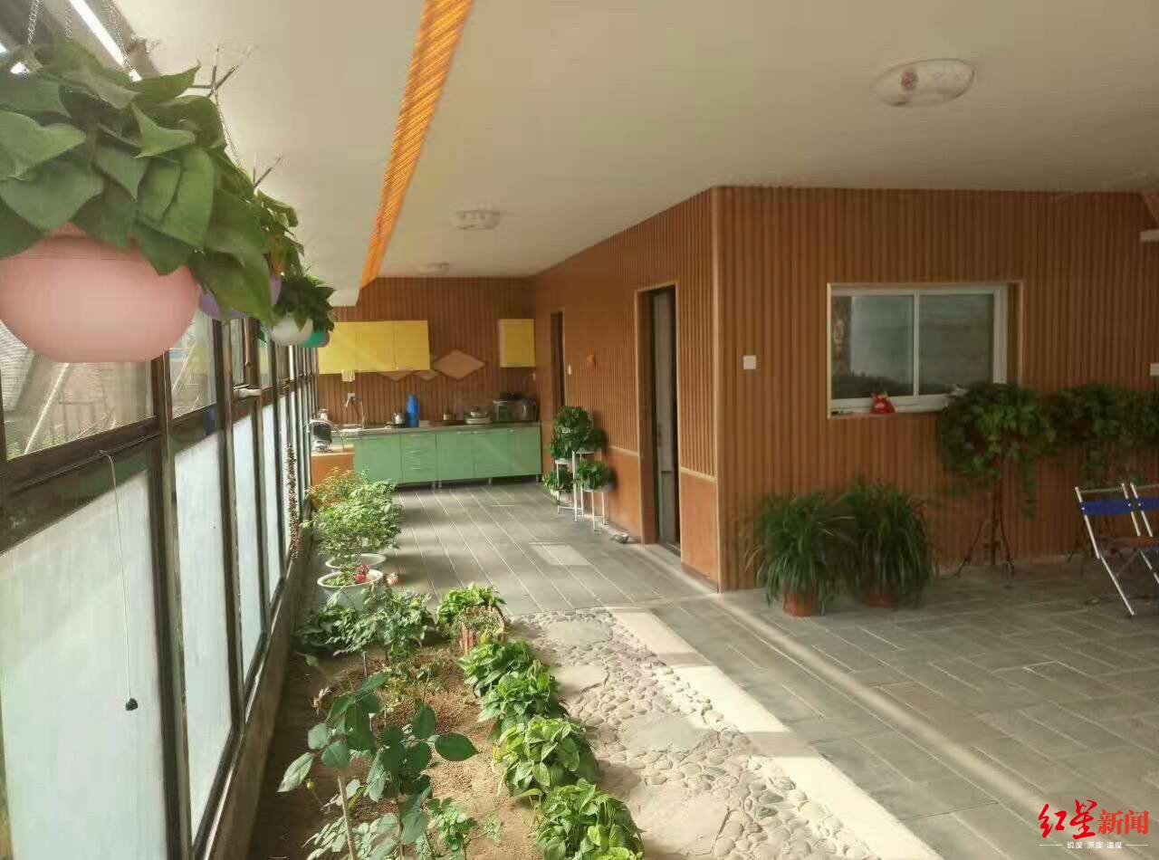 "大棚房"里设置了橱柜等各类生活起居设施