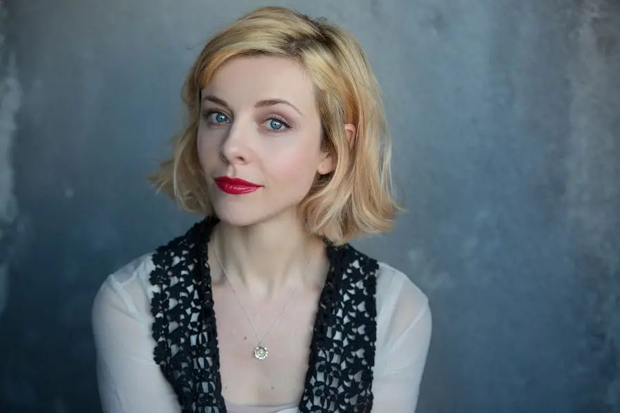 女洛基首度亮相,抖森湿身