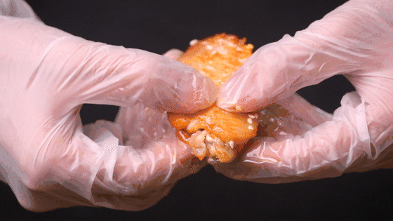 ▲ 用手撕开，皮肉分离，又柔又嫩，当真是一绝。