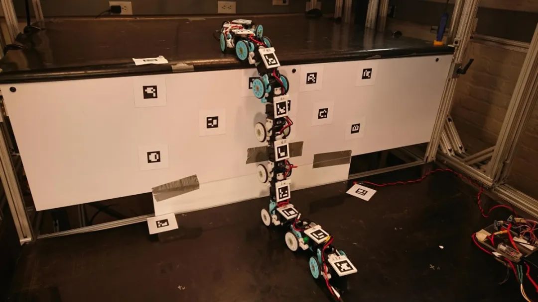 擅长攀爬的蛇形机器人