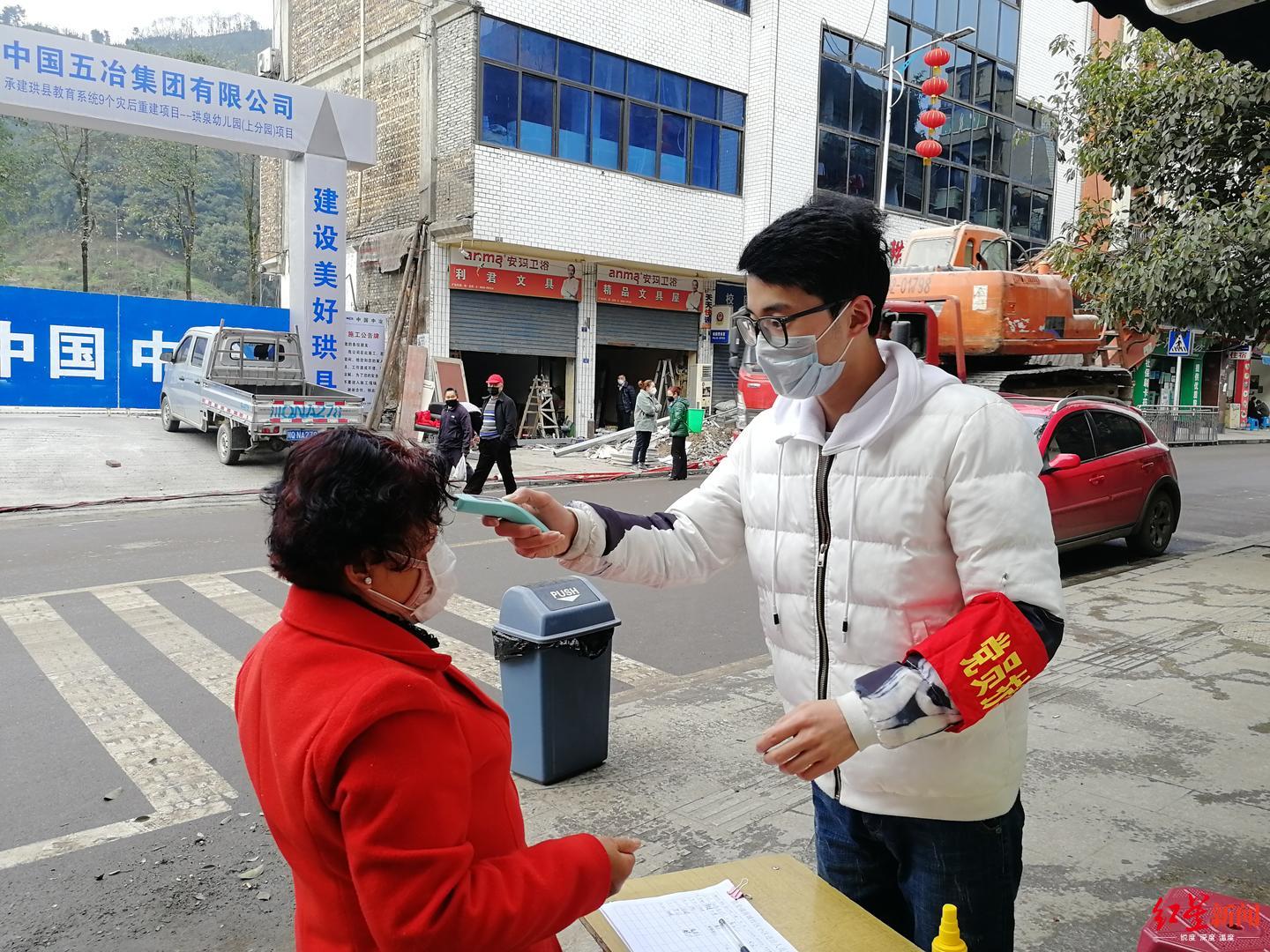 妈妈生前是社区抗疫志愿者 儿子也像妈妈戴上了红袖章