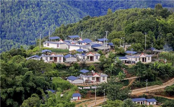 岩帅镇赛弄村佤族新居.