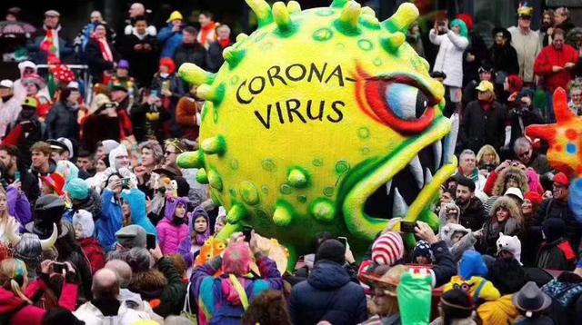 西班牙人在狂欢节上传递新型冠状病毒样子的气球道具 资料图在过去,我