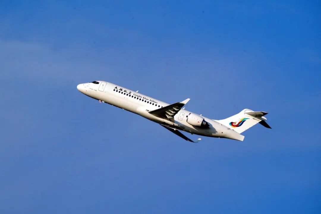 浦东生产线第一架arj21飞机进行首次生产试飞