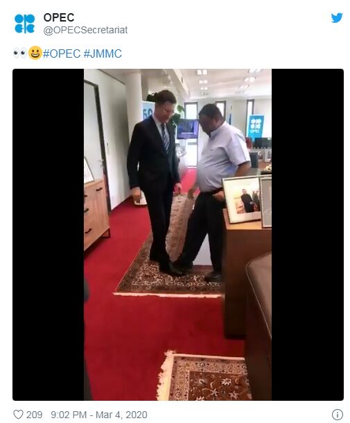 欧佩克秘书长穆罕默德•巴尔金多和俄罗斯能源部长亚历山大•诺瓦克在见面时通过轻碰对方的脚打招呼。（图片来源：欧佩克社交媒体账号截图）