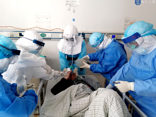 李立斌正在为新冠肺炎危重症病人实施气管插管.(受访者供图)