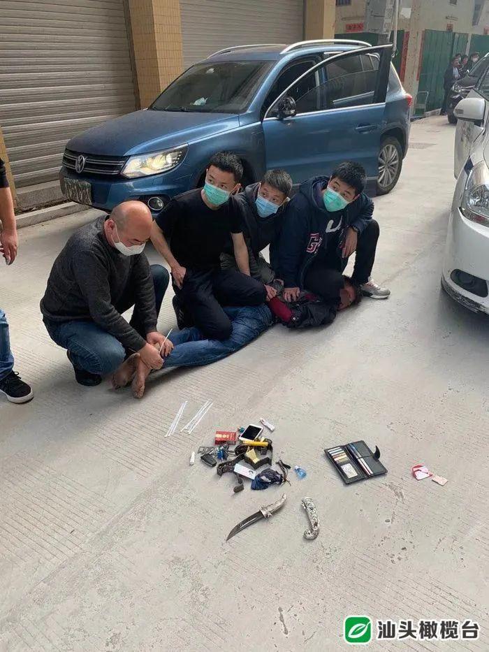 彩塘一男子光天化日下在护堤路持刀抢劫汽车