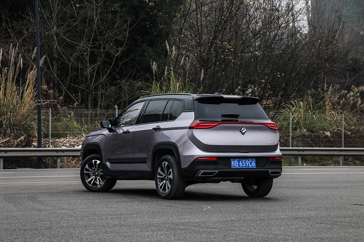 新宝骏rs-5手动超级互联豪华版上市 售价10.28万元