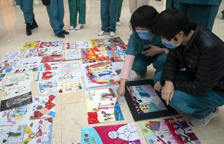 慶祝特殊的婦女節：兒童畫寫滿祝福從北京寄往武漢|組圖