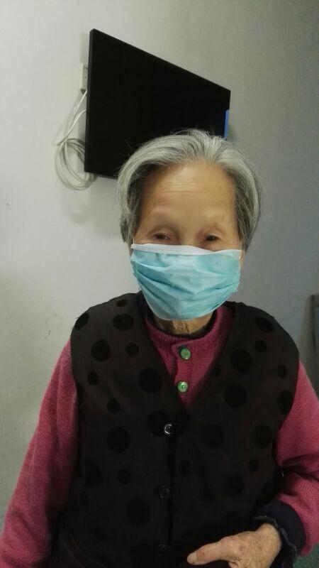 老奶奶隔着防护服在护士胳膊处亲了一下