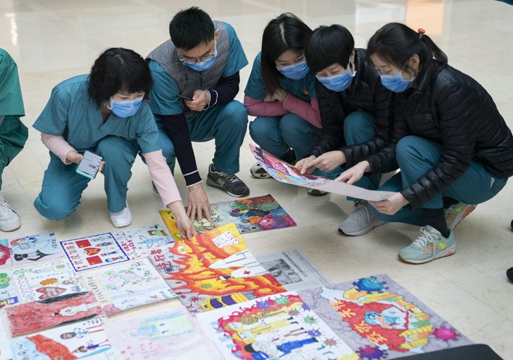 庆祝特殊的妇女节：儿童画写满祝福从北京寄往武汉|组图