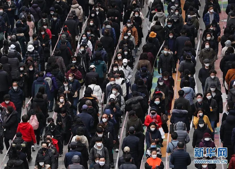 ▲3月3日,人们在韩国首尔的百货商店外排队购买口罩,每人限购五只。(新华社记者 王婧嫱 摄)