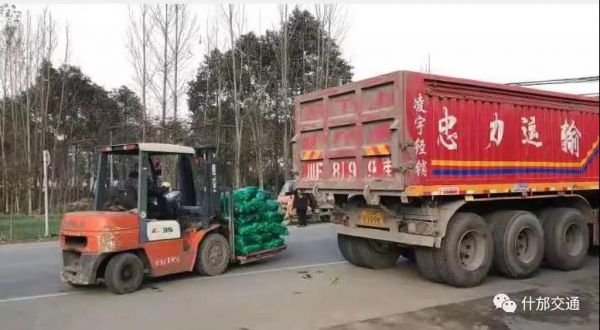 (当地企业运输危险援助物资 图片来源:什邡市交通运输局)