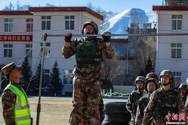 西藏军区某特战旅雪域高原开展极限体能训练