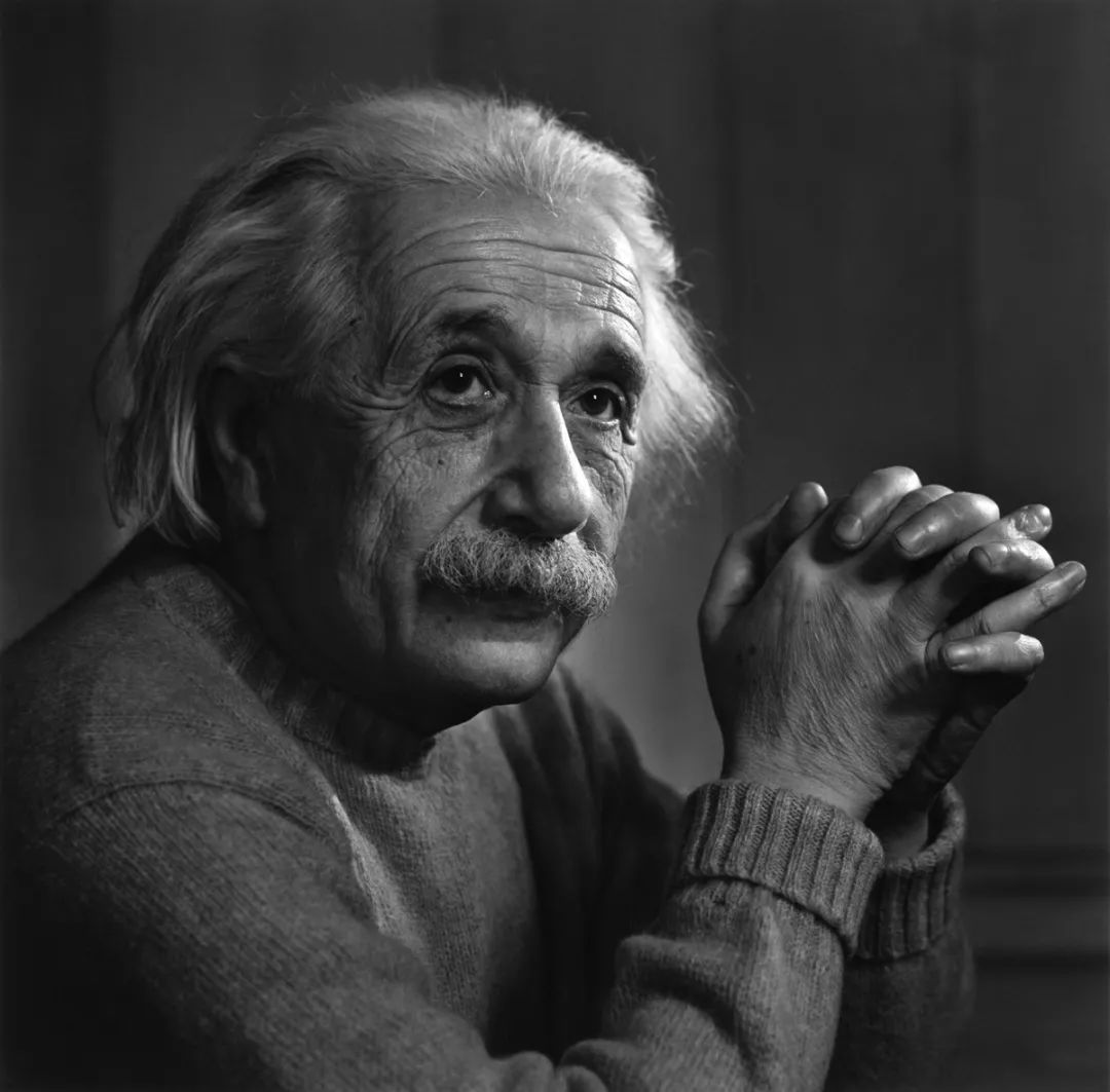 在他的镜头下,我们能看到一脸睿智的爱因斯坦,若有所思地望着前方