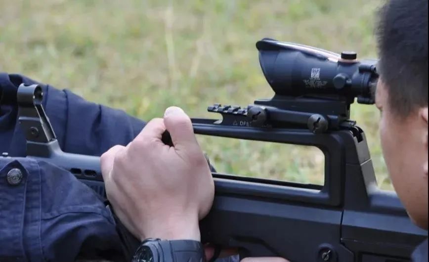 95顶部安装一个燕尾槽转皮轨的转接器,有效解决了安装不同瞄准镜的