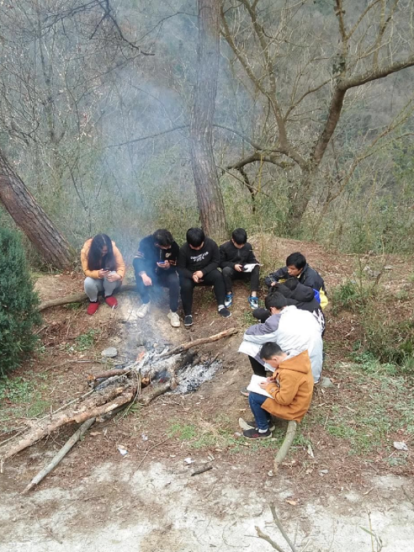 因村子所在地位于山底，网络信号不佳，湖北省十堰市竹山县轻土坪村的孩子们结伴爬到山上“找网上课” 。 采访对象供图