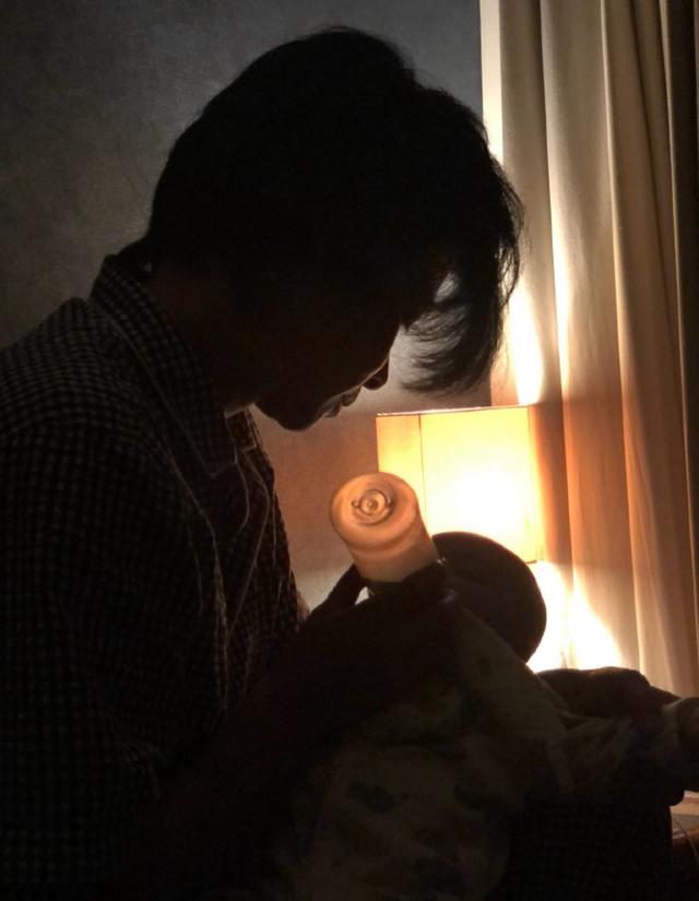 凌晨三点上夜班张晋拿奶瓶喂儿子画面有爱