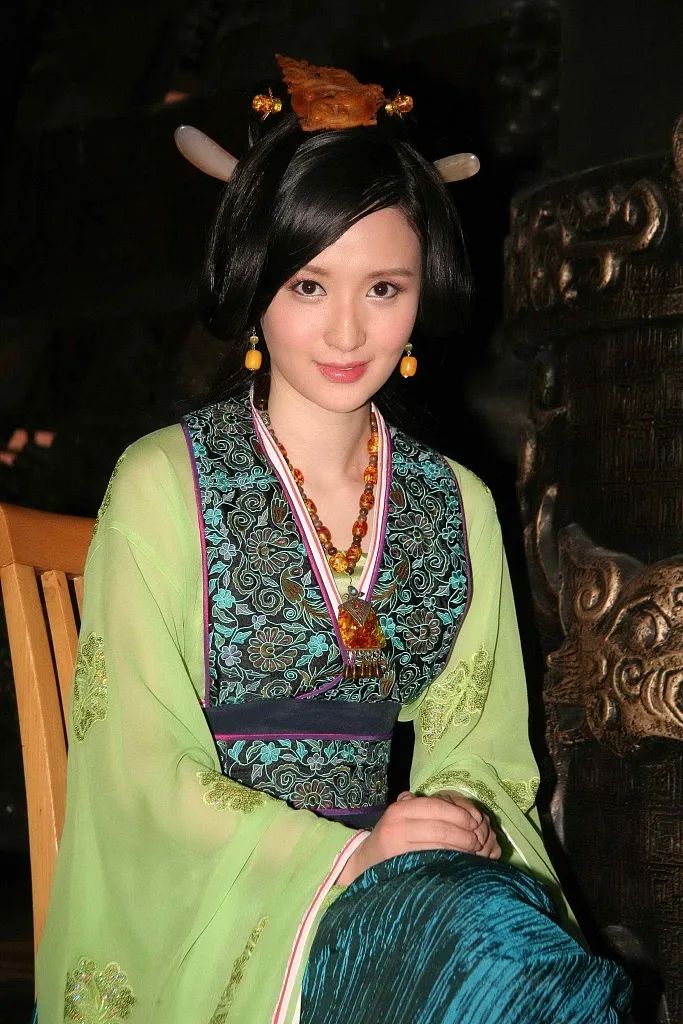 安家张乘乘耀客老板娘张萌旧照娇嫩环球小姐身材好