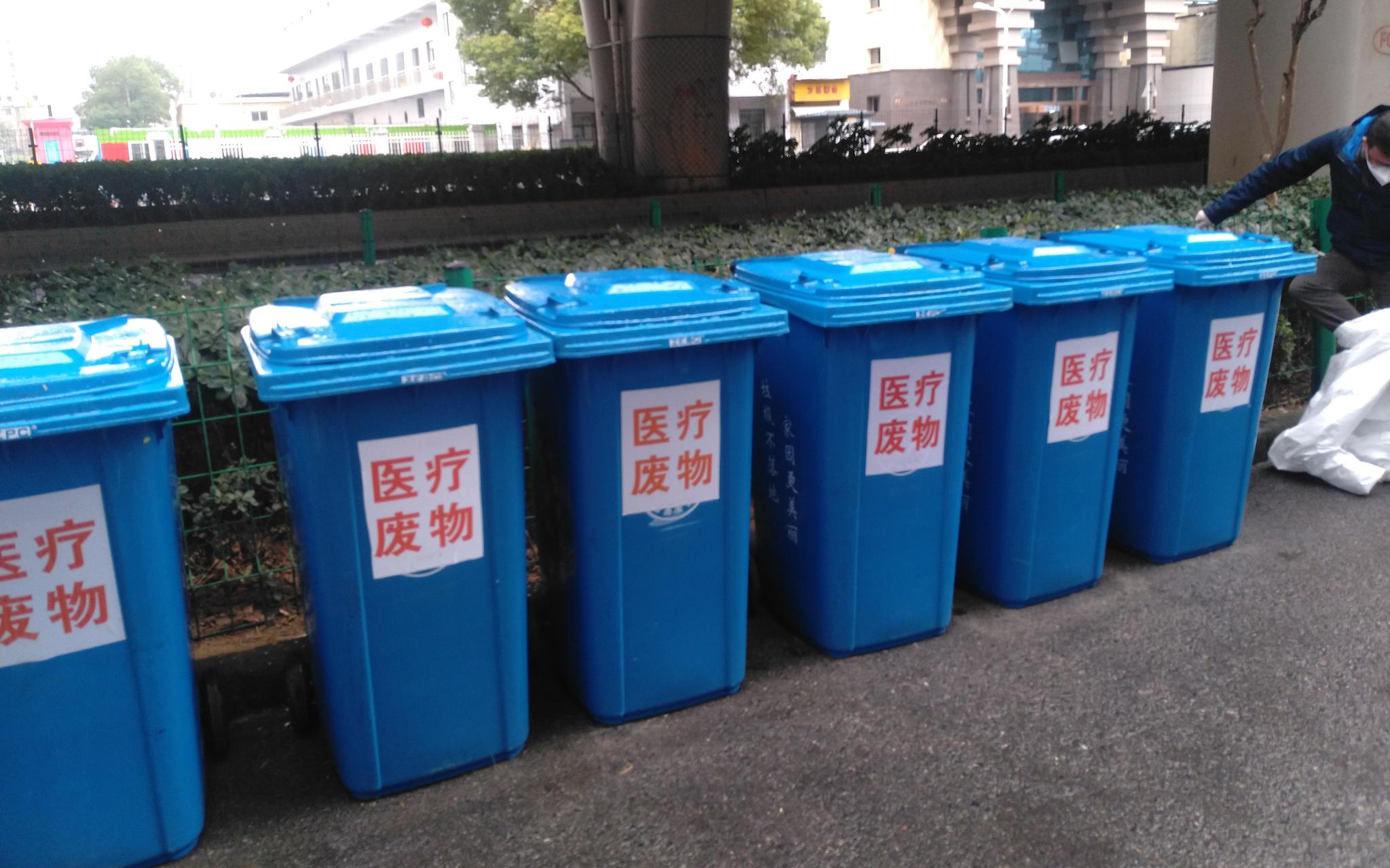 洪山区某出院者隔离点门口的医疗废物专用垃圾桶。新京报记者 海阳 摄