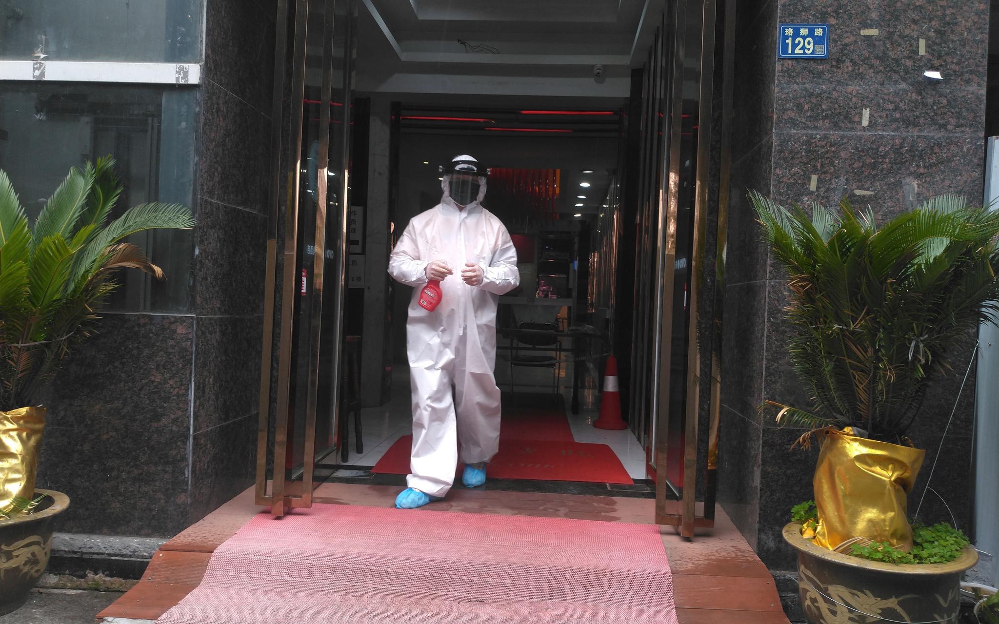  3月3日上午，一名身穿防护服的工作人员正在消毒。新京报记者 海阳 摄