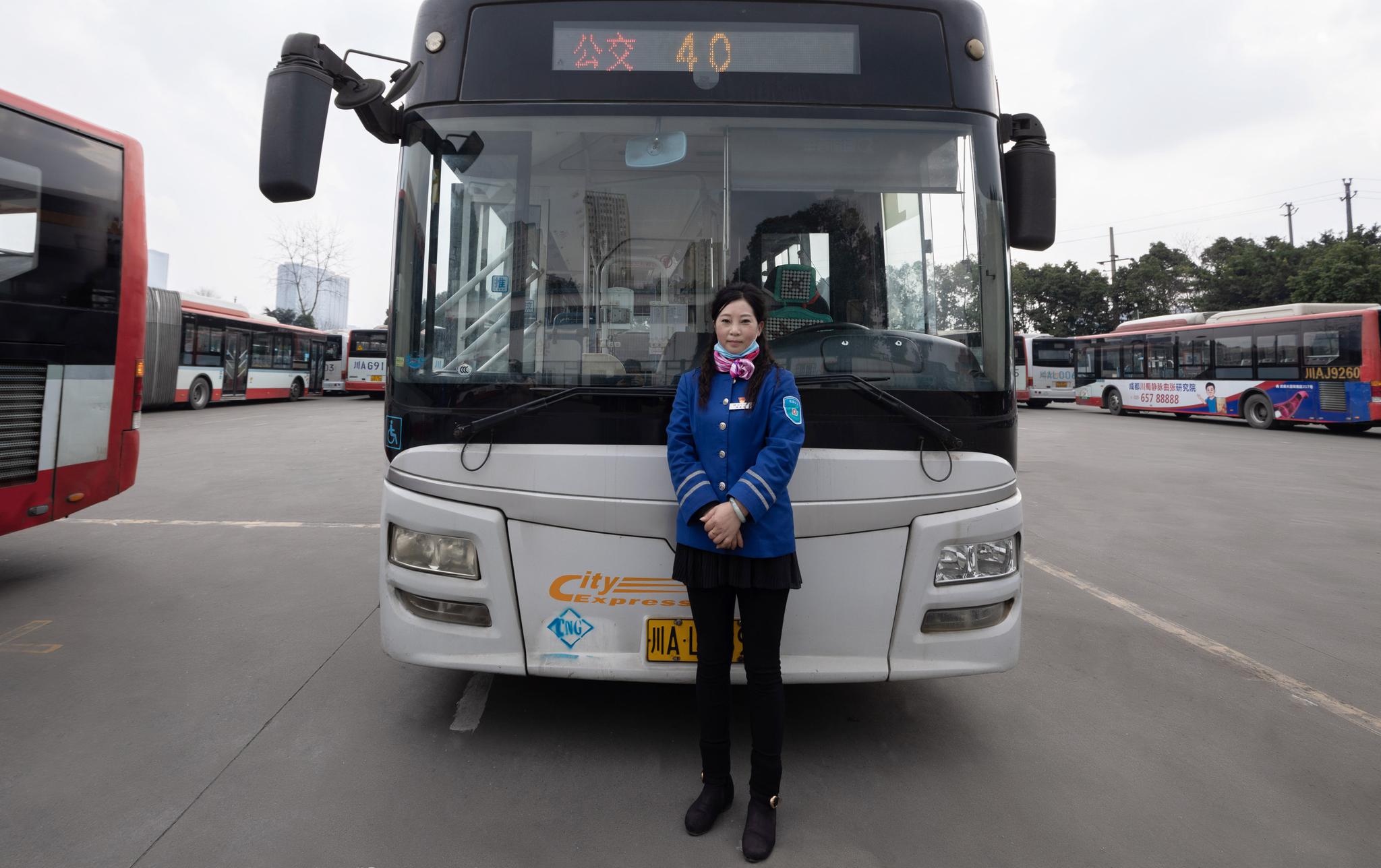 她与公交相伴整整32年!今天如果碰到这位女司机,请道声"节日快乐"