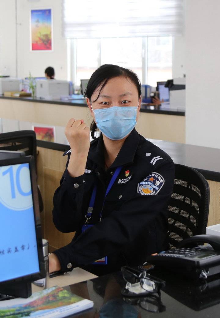 今年的节日很特别,戴口罩的济南警花分外美