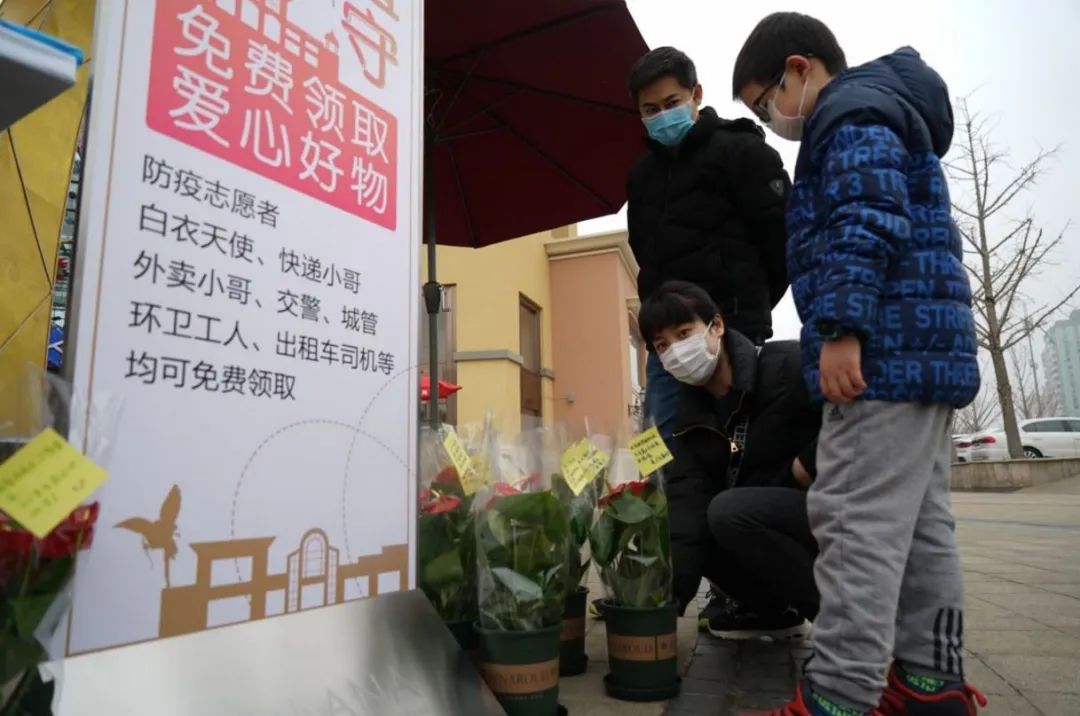 外卖小哥送餐 反被美食 投喂 北京有人为战疫者准备了 外卖小哥 新浪财经 新浪网