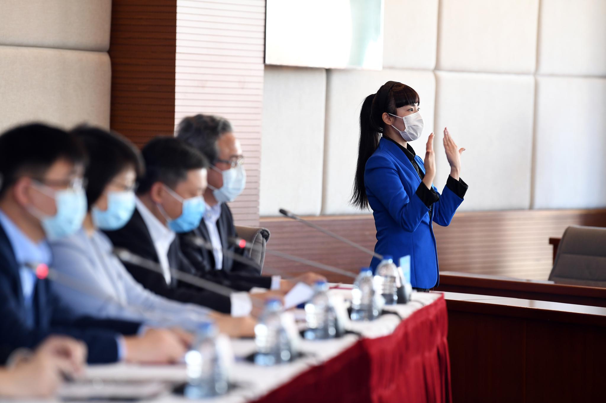 戴口罩的手语翻译上海让听障人士更懂新冠