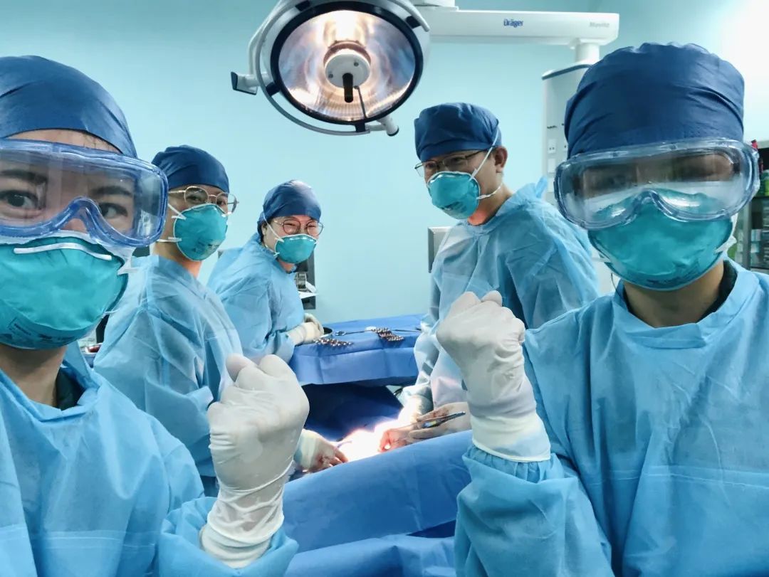 疫情期间,除了与新型冠状病毒作斗争,医护人员还要救治其他疾病的患者