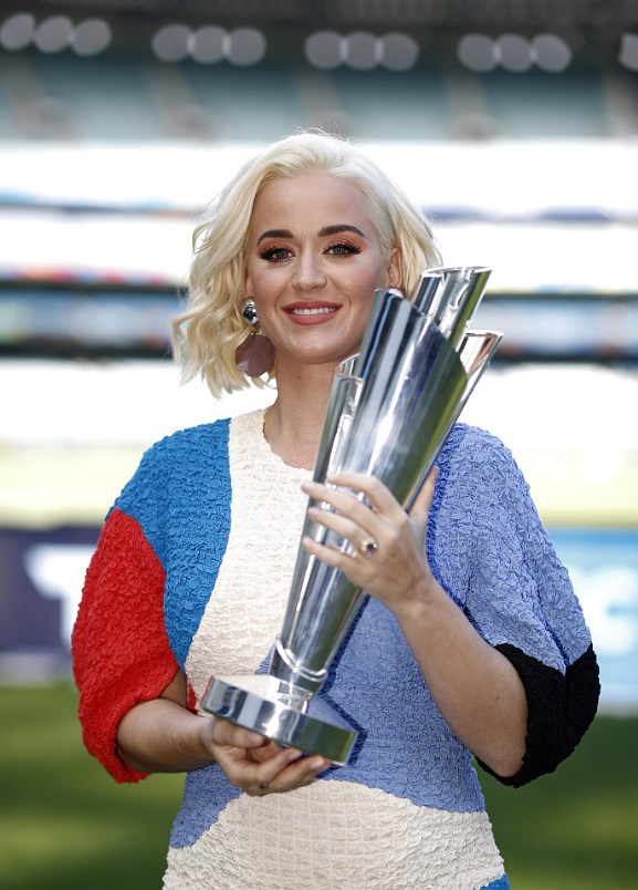 孕期"水果姐"穿彩色紧身裙现身 笑容灿烂心情好