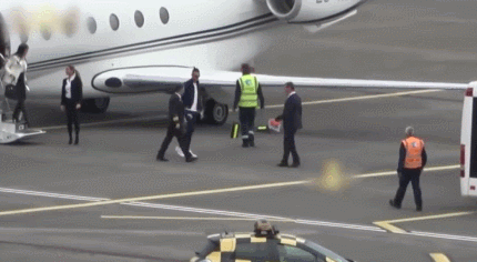 C罗返回马德拉岛看望母亲。 网络视频截图