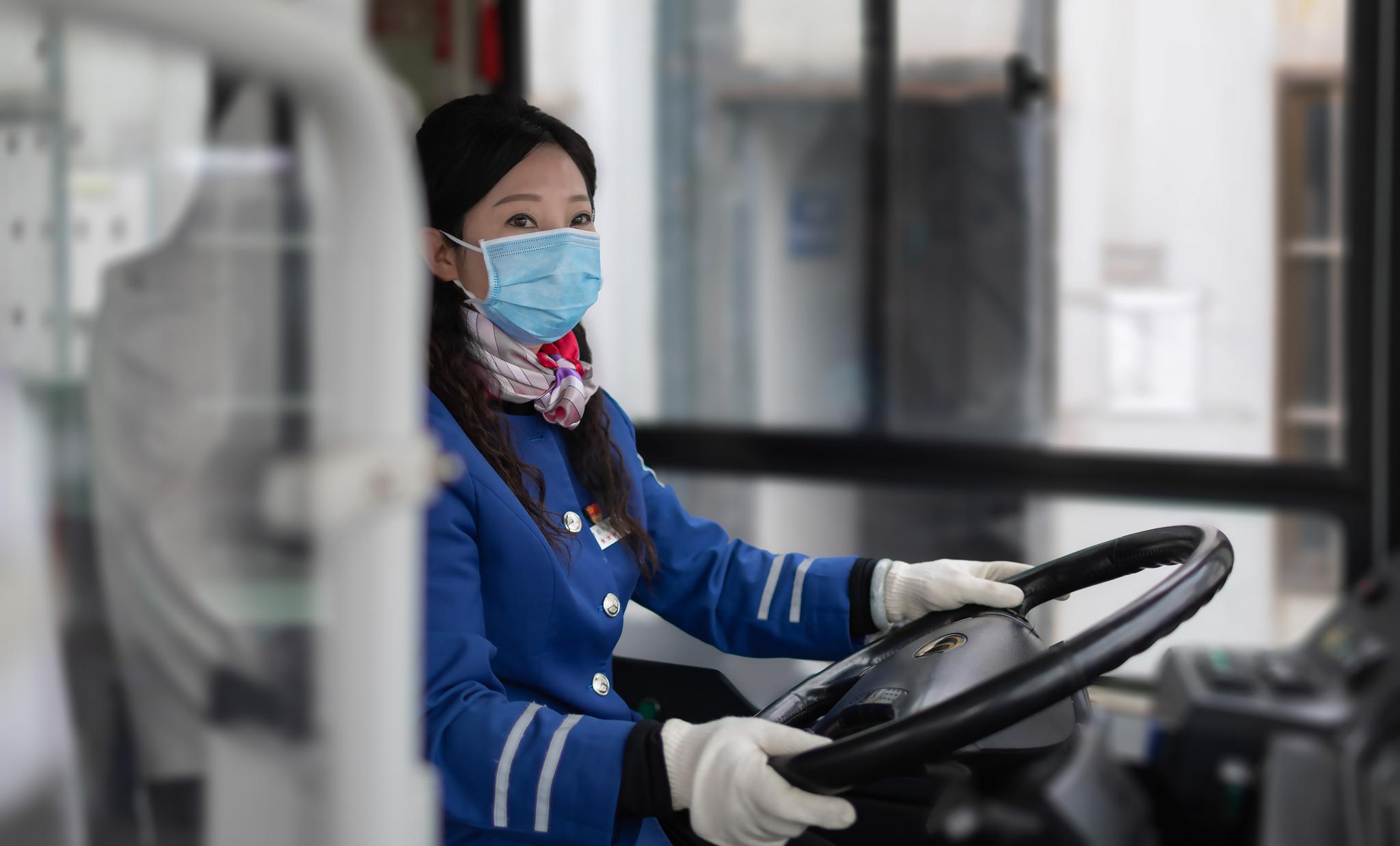 她与公交相伴整整32年!今天如果碰到这位女司机,请道声"节日快乐"