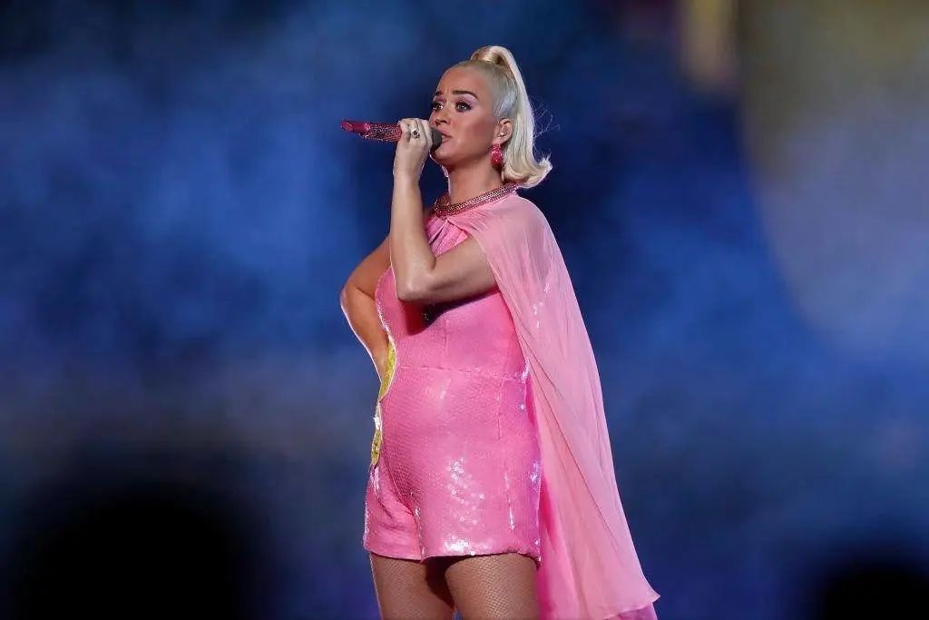 水果姐怀孕后首登台,斗篷配连体短裤身材丰满,扎马尾女王范依旧