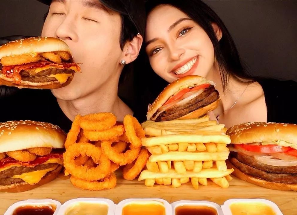 最近,alex在和著名韩国吃播博主zach choi约会,激情吃吃喝喝,满脸的