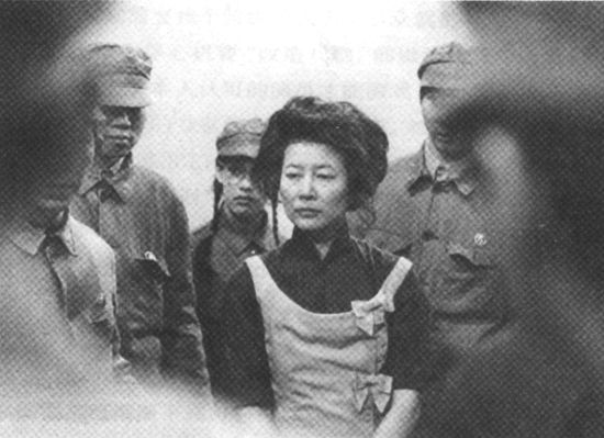 1967年4月,王光美被清华大学的红卫兵抓走,批斗了十六个小时.