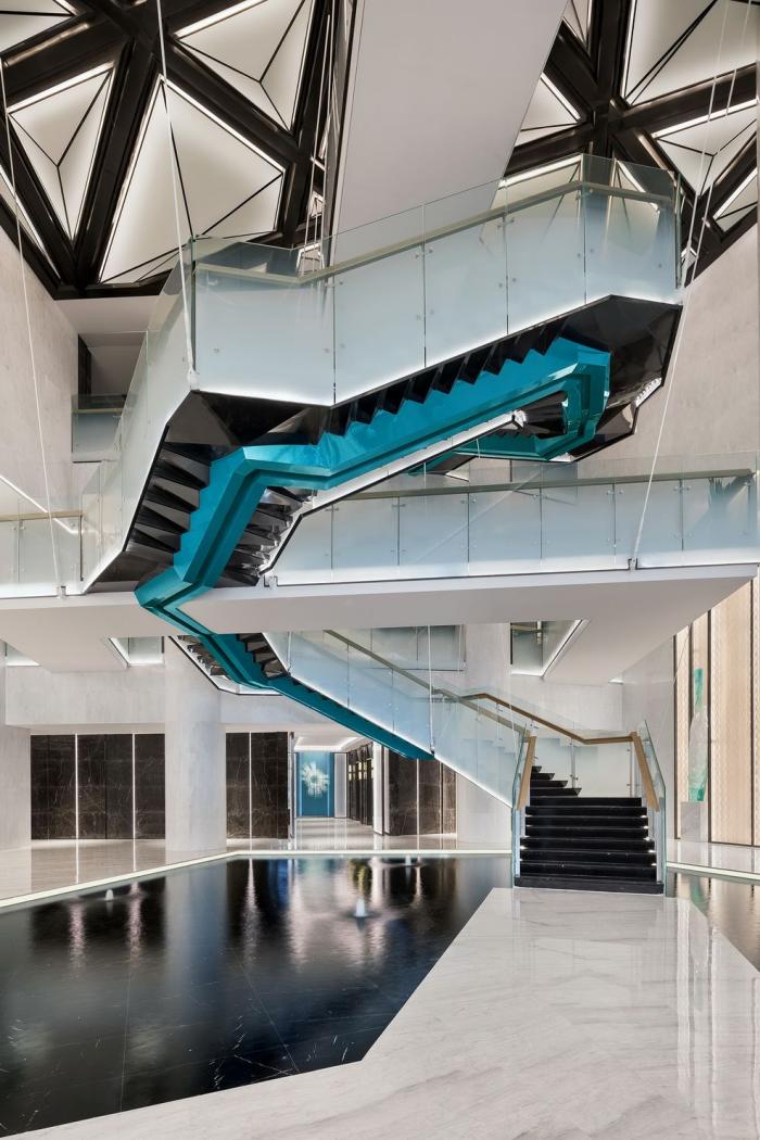 保留的高大白色立柱奇妙组合,颇具科幻色彩,不禁让人联想至《西部世