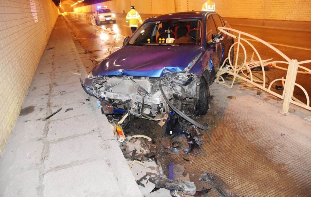 妨碍安全行车的行为,注意观察车辆周边的交通状况,防止交通事故的发生