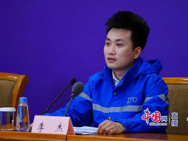 快递小哥亮相国务院联防联控机制发布会最大的困难是有些小区不让进