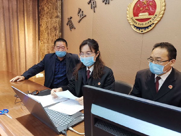 江正祥代表(左一)饶有兴致地观看检察官网上出庭正义网讯(记者刘立