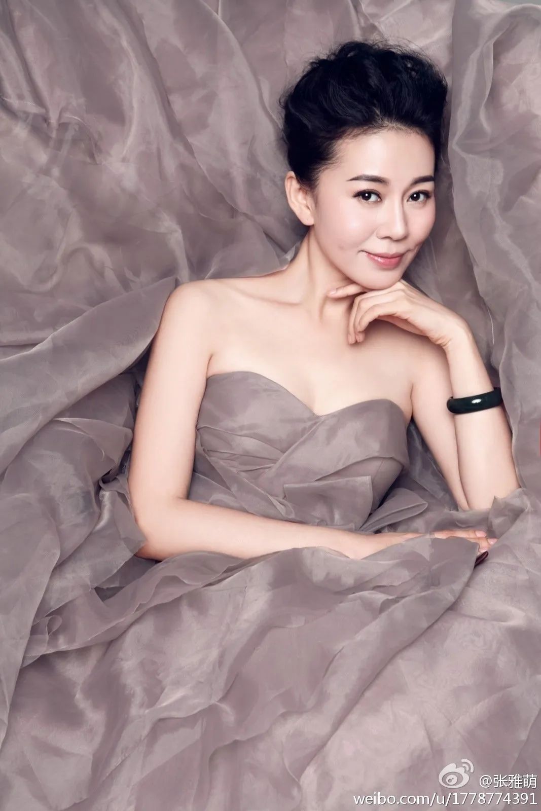 巧了,饰演齐妃的张雅萌也是最不像明星的一位明星.