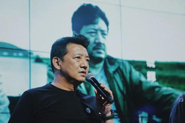 他年近40才演电影,演坏人演到以假乱真,每年都被"抓起来"几回