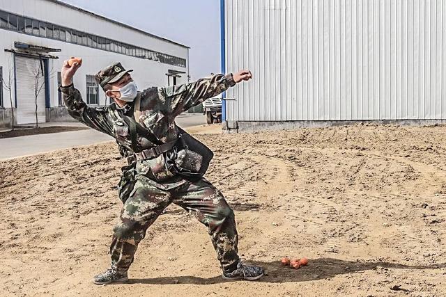 镜头转向手榴弹投掷区,"投弹!