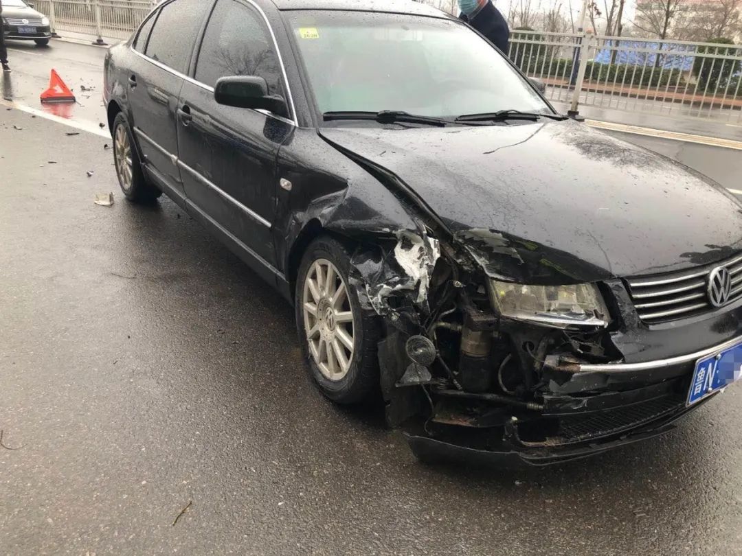 路唐人中心东侧发生一起交通事故,一辆帕萨特轿车与一辆捷达轿车相撞