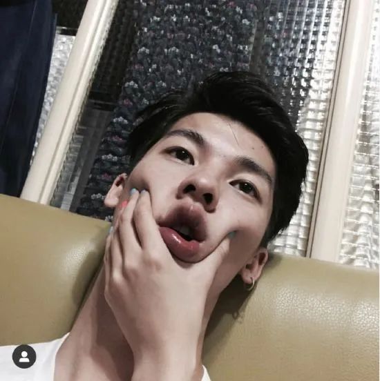 还有他专属的"菱角嘴".