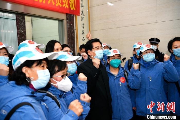 民革山东省委会主委,副省长孙继业和山东支援湖北医疗队队员为武汉