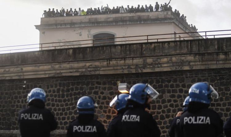 意大利警方与占领那不勒斯监狱屋顶的囚犯对峙 图源：英国《镜报》