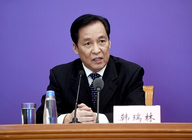 快递小哥亮相国务院联防联控发布会呼吁让快递进小区