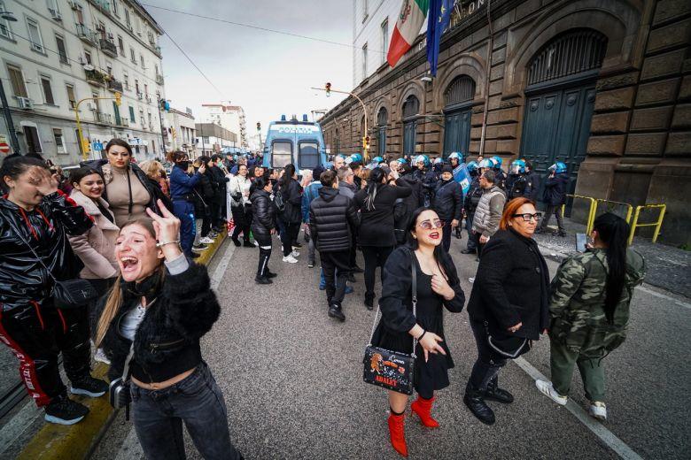 ▲当地时间3月8日，意大利那不勒斯波吉奥利监狱外，囚犯亲属们聚集抗议。图据EPA